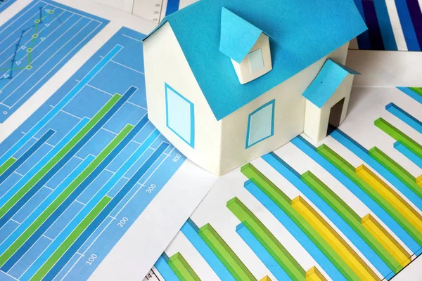 Діаграми та модель будинку. Концепція нерухомості . — стокове фото