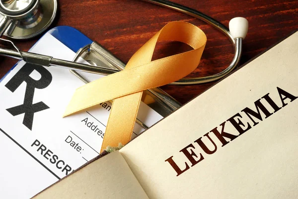 Leukemie na stránky a oranžová stuha povědomí. — Stock fotografie