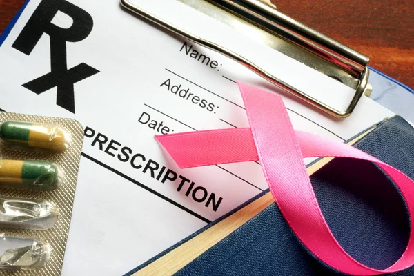 乳房癌の概念。本ピンク アウェアネス リボン. — ストック写真