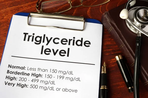 Triglycerid-Pegeldiagramm auf einer Tabelle. — Stockfoto