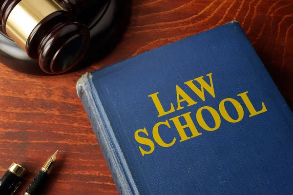 Τίτλος δίκαιο σχολείο σε ένα βιβλίο και ένα σφυρί. — Φωτογραφία Αρχείου