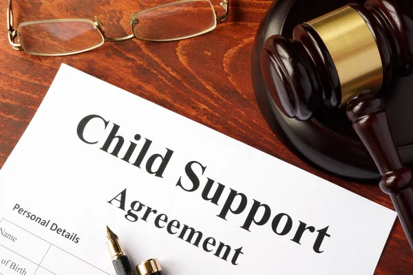 Acordo de apoio à criança sobre uma mesa de escritório . — Fotografia de Stock