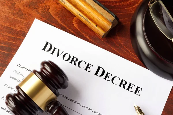 Divorce decree and gavel on a table. — Stock Photo, Image