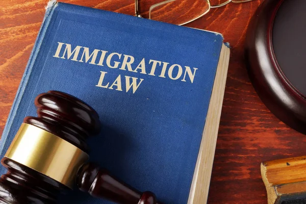 Książka z tytułu prawa imigracyjnego na stole. — Zdjęcie stockowe
