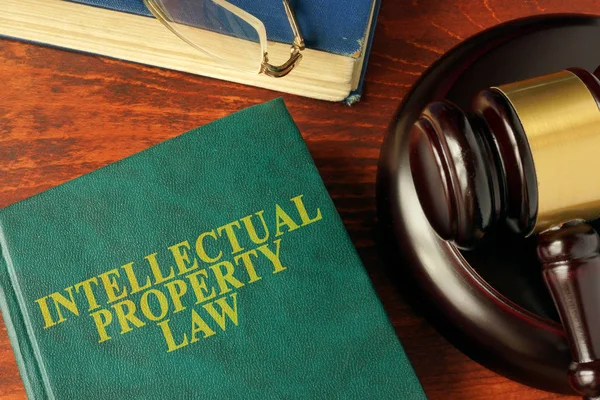 Boek met de titel intellectueel eigendomsrecht op een tafel. — Stockfoto