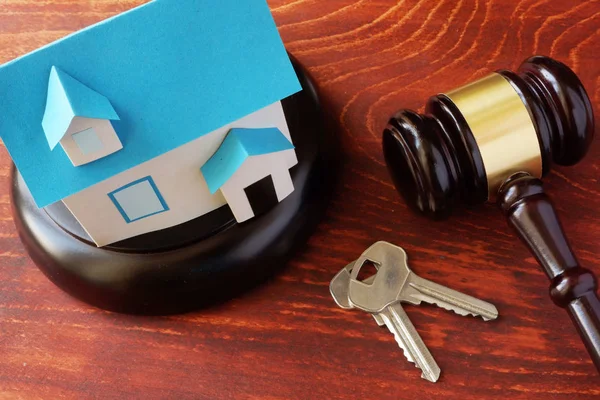 Immobilienrecht. Hausmodell und Hammer. — Stockfoto