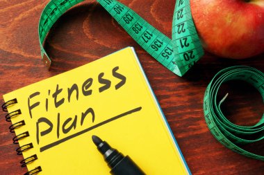 Fitness planı bir notta yazılı. Sağlıklı yaşam konsepti.