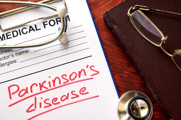 Choroba Parkinsona, napisana w formie medyczne. — Zdjęcie stockowe