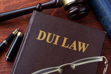 DUI yasa başlığı üzerine bir kitap ve tokmak.