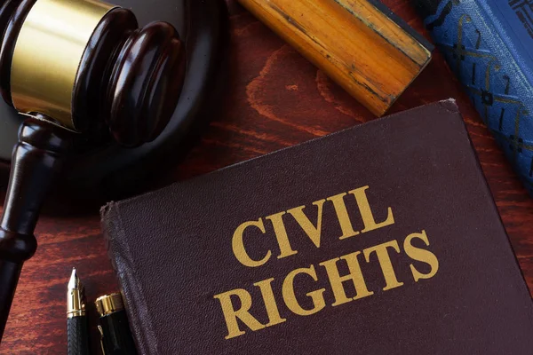 Titolo dei diritti civili su un libro e un martelletto . — Foto Stock