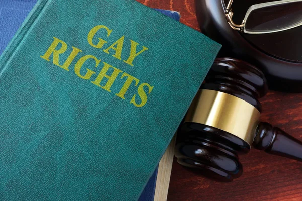 Gay direitos título no um livro e martelo . — Fotografia de Stock