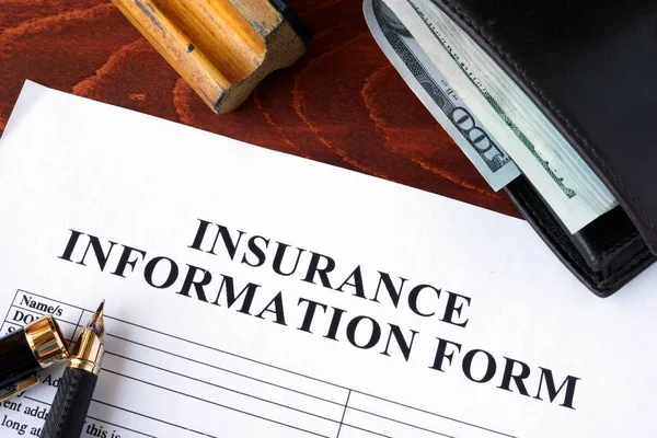 Försäkringsinformation form och plånbok på en tabell. — Stockfoto