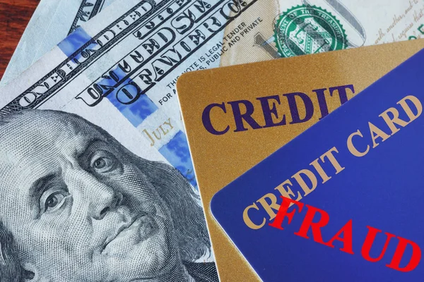 Munt- en kredietkaarten met het woord fraude. — Stockfoto