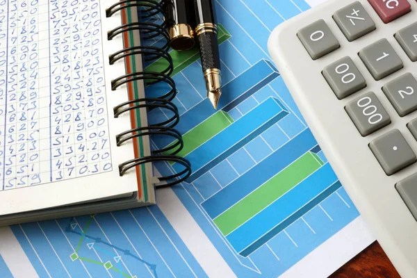 Finanzdaten und Diagramme auf einem Tisch. Geschäftskonzept — Stockfoto