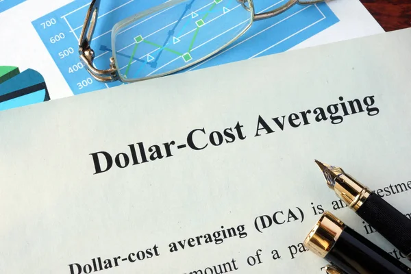 Средняя стоимость доллара (DCA) на бумаге и графиках . — стоковое фото