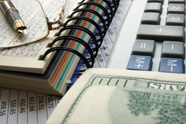 Not veri, hesap makinesi ve nakit ile. Finansal muhasebe kavramı.