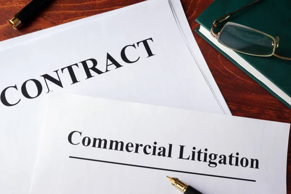 Commercial litigation form and contract on a table. — Stock Photo, Image