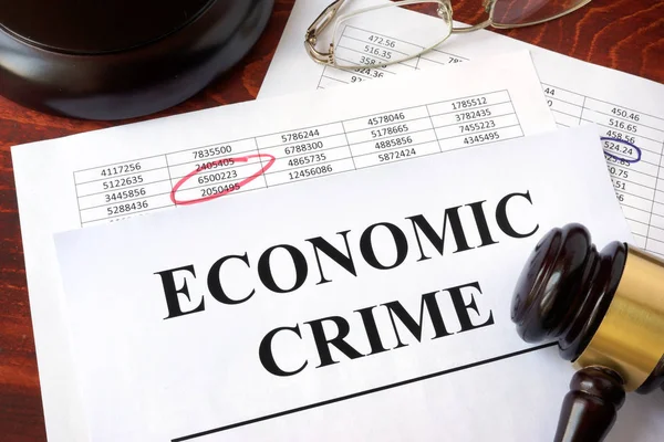 Documentos com título Crime econômico e martelo . — Fotografia de Stock