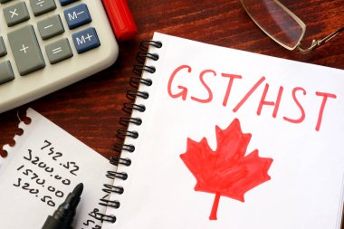 GST / ahşap yüzeyde bir notta yazılı Hst.