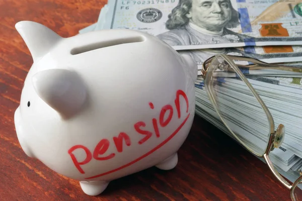 Spargris med ordet pension. Pensionering koncept. — Stockfoto