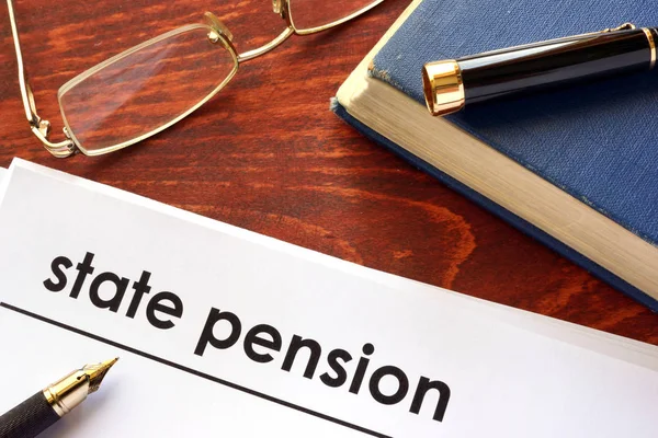Papper med titeln statlig pension på ett bord. — Stockfoto