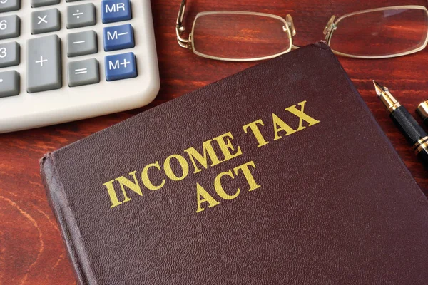 Boka med titeln The inkomstskattelagen. — Stockfoto