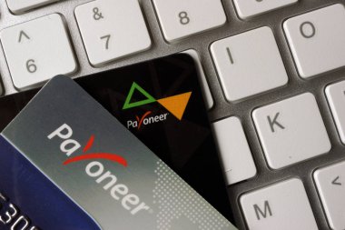 Kiev, Ukrayna - 04 Şubat 2017: Payoneer borç kart klavye