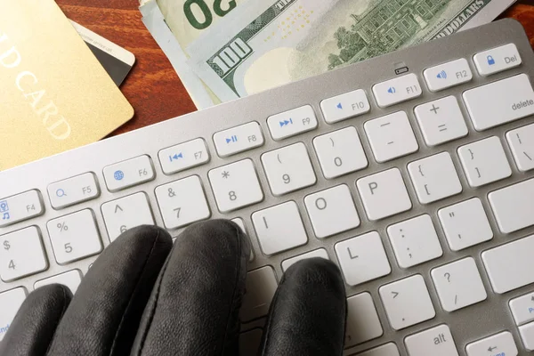 Concepto de Hacking. Mano en guante negro está escribiendo en un teclado . —  Fotos de Stock