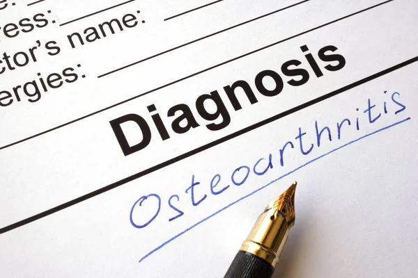 Formularz medyczny z diagnoza choroby zwyrodnieniowej stawów na stole. — Zdjęcie stockowe