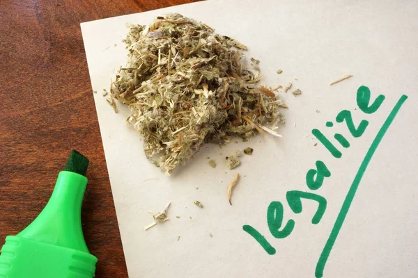 Onkruid op een papier met woord legaliseren. Legalisatie van marihuana concept. — Stockfoto