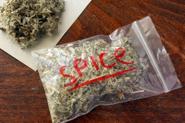 Plastiktüte mit Marihuana auf einem Tisch. — Stockfoto