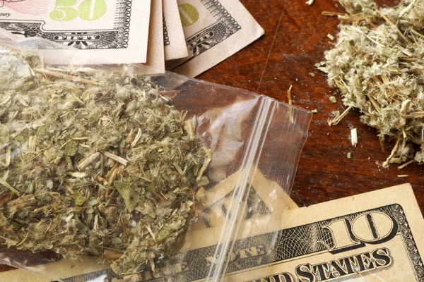 Tütchen mit Marihuana oder Unkraut auf Dollar. Drogenhandelskonzept. — Stockfoto