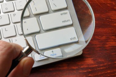 Online suçları ve soruşturma kavramı. Büyüteç'i ve klavye.