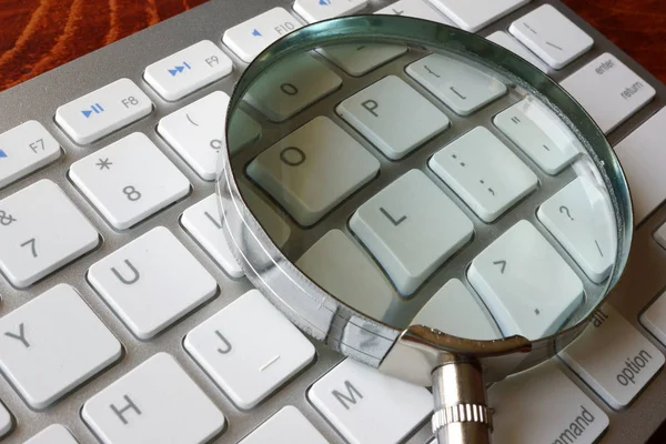 Lupa a klávesnice. Pojem vyhledávání a auditu. — Stock fotografie