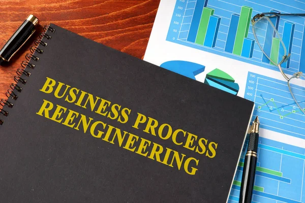 Книга з назвою Реінжиніринг бізнес процесів BPR . — стокове фото