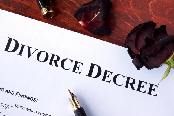 Se levantó el decreto de divorcio y se desvaneció. Concepto de separación . — Foto de Stock