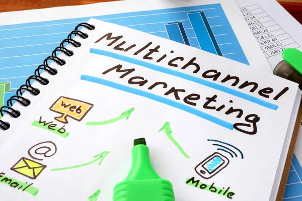 Marketing multicanal escrito en un cuaderno y marcador . — Foto de Stock