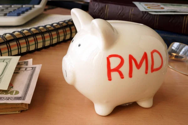 Piggy bank a word Rmd. nyugdíjas fogalma. — Stock Fotó