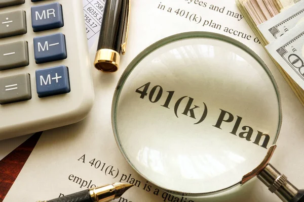 Document met titel 401k plan op een tafel. — Stockfoto