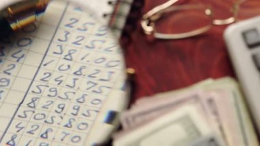 Genel Muhasebe evrakları büyüteç ile izlenmektedir. İş muhasebe kavramı. Seçici odak.