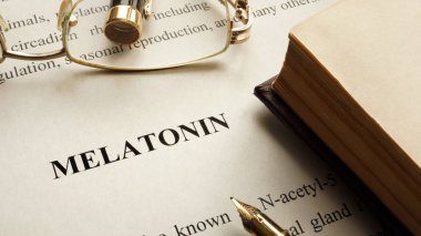 Word Melatonin ile kağıt ve kitap. Hormon kavramı.