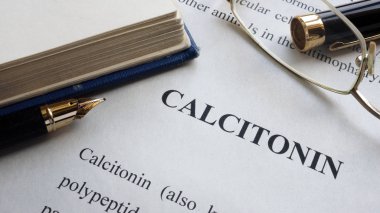 Word Kalsitonin ile kağıt ve bir kitap.