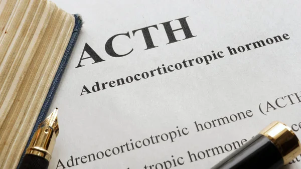 Dokument med titeln adrenokortikotropt hormon (Acth). — Stockfoto