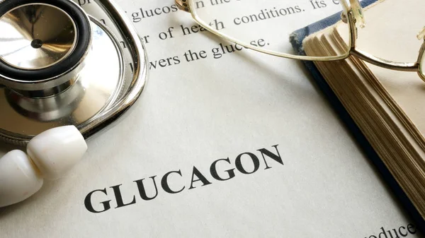 Document met titel Glucagon op een tafel. — Stockfoto