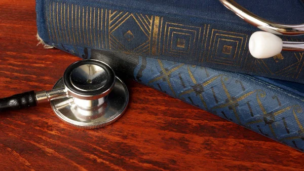 老式的书和听诊器。卫生保健和医疗教育概念. — 图库照片