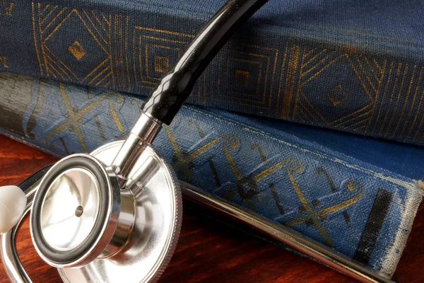 Egészségügyi oktatás fogalmát. Orvosi könyv és sztetoszkóp. — Stock Fotó