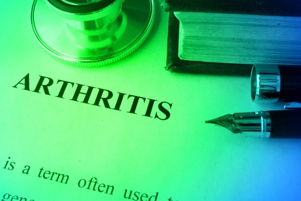 Sida med diagnosen artrit på ett bord. — Stockfoto