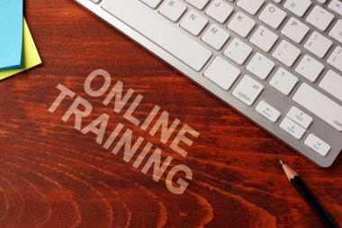 Çevrimiçi eğitim bir ahşap yüzey üzerinde yazılı. E-öğrenme kavramı.