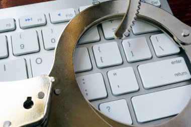 Çevrimiçi suç kavramı. Kelepçe klavye.