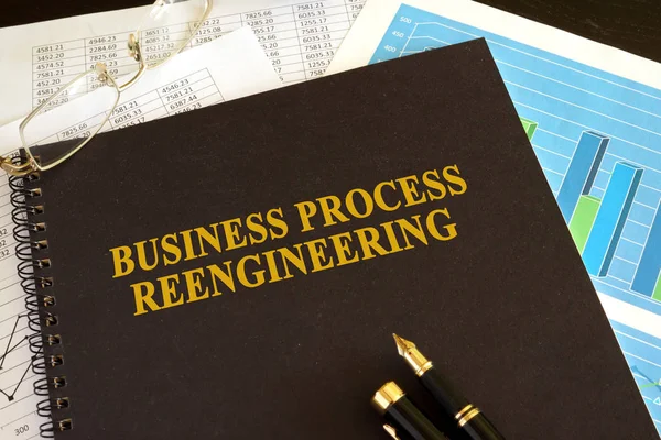 Книга з назвою Реінжиніринг бізнес процесів ( BPR ). — стокове фото